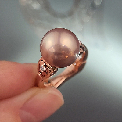 Ring with freshwater pearl and diamonds