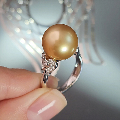 Earrings with golden South Sea pearls and diamonds