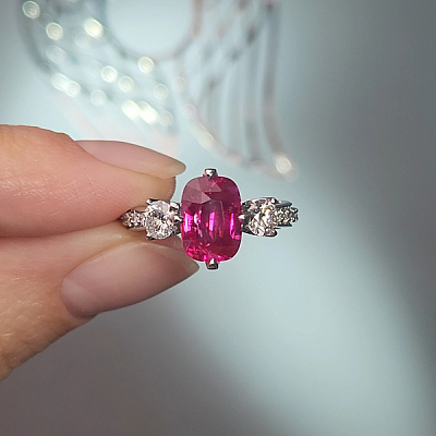 Ring with ruby and diamonds