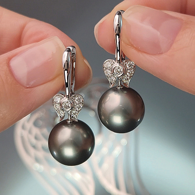 Earrings with Tahitian pearls and diamonds