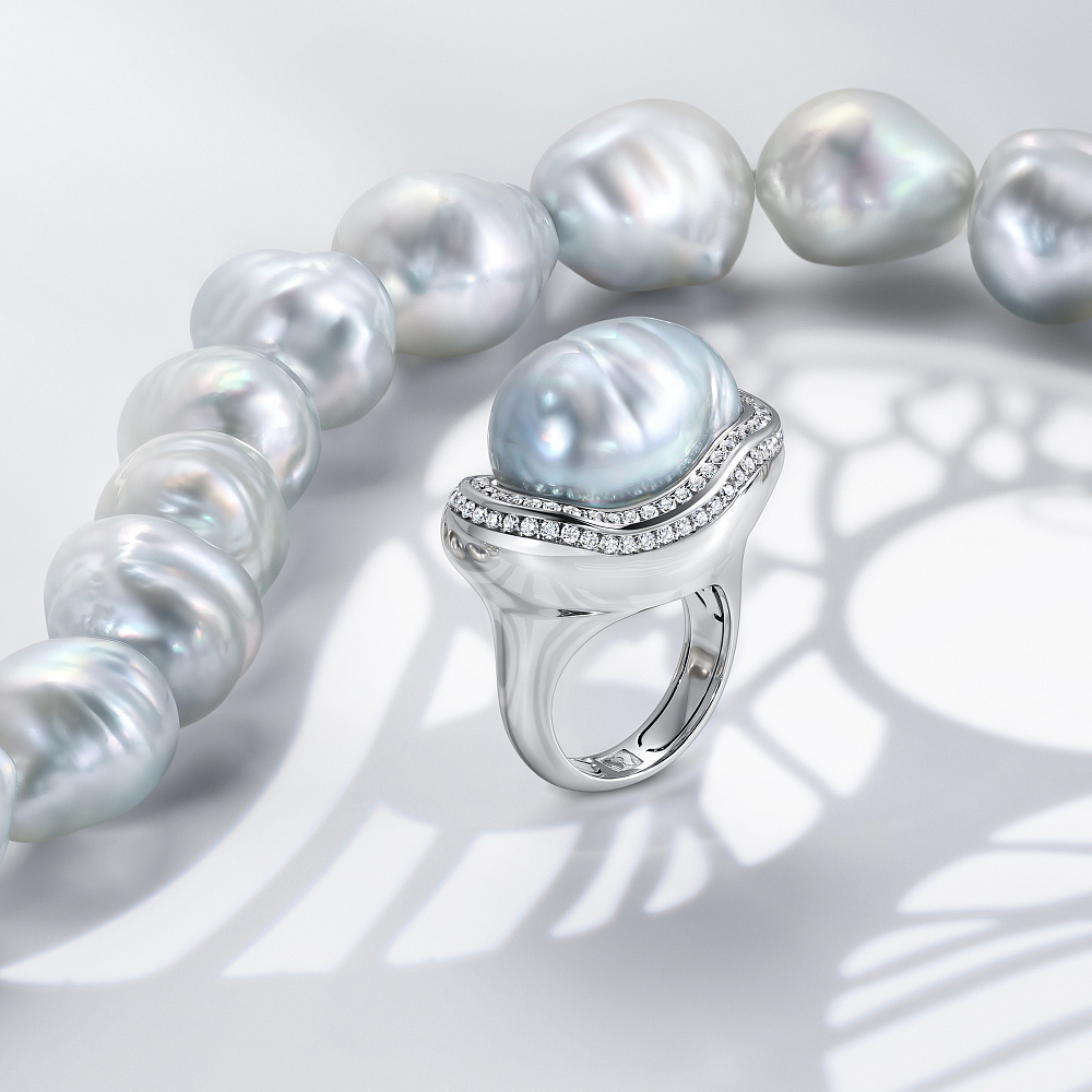 Ring with South Sea baroque pearl and diamonds картинка 3