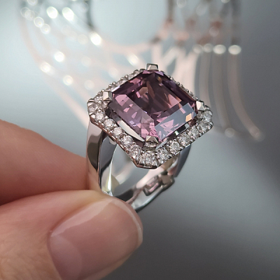 Ring with Burmese spinel and diamonds