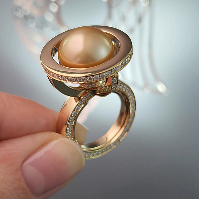 Ring with golden South Sea pearl and diamonds