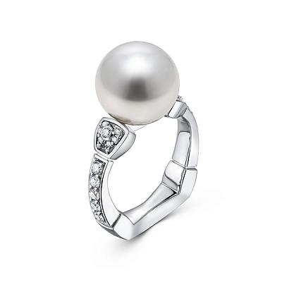 Ring with South Sea pearl and diamonds