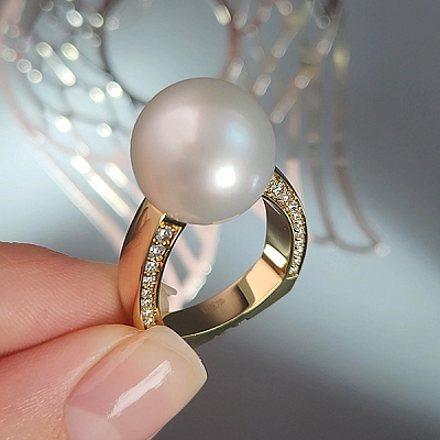 Ring with South Sea pearl and diamonds