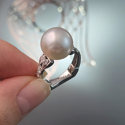 Ring with South Sea pearl and diamonds