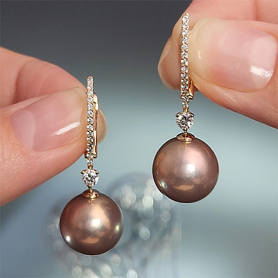 Earrings with freshwater pearls and diamonds