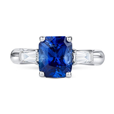 Ring with blue sapphire and diamonds