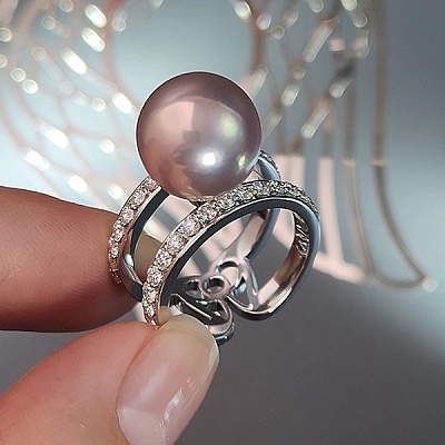 Ring with freshwater pearl and diamonds