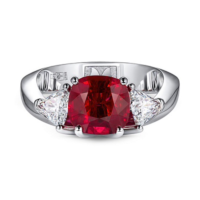 Ring with ruby and diamonds