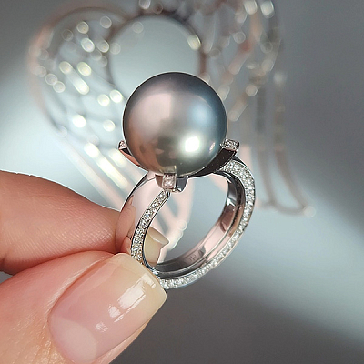 Ring with Tahitian pearl and diamonds
