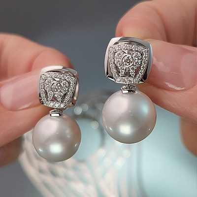 Earrings with South Sea pearls and diamonds