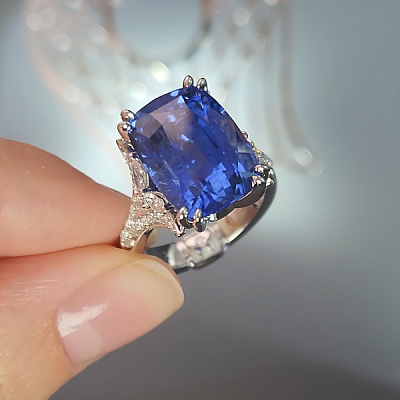 Ring with blue sapphire and diamonds
