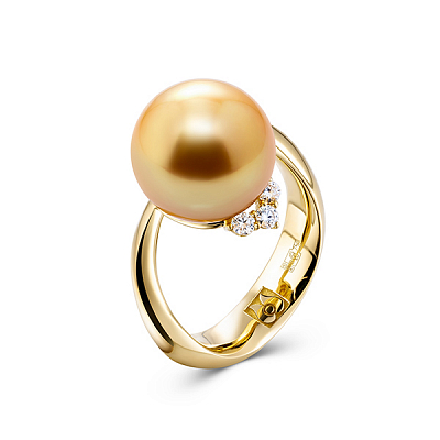 Ring with golden South Sea pearl and diamonds