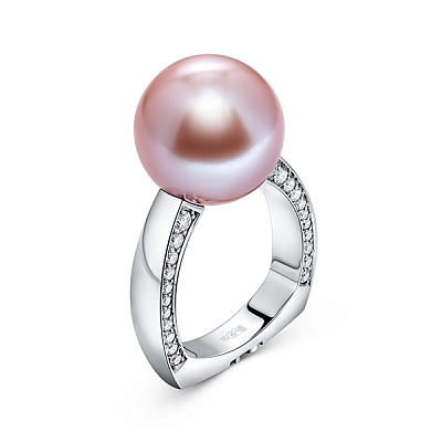 Ring with freshwater pearl and diamonds