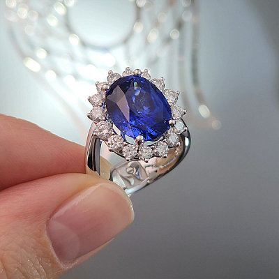 Ring with blue sapphire and diamonds