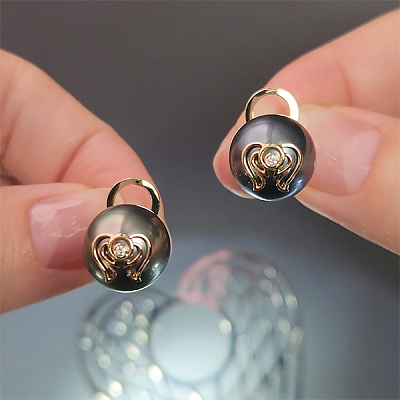 Earrings with Tahitian pearls and diamonds