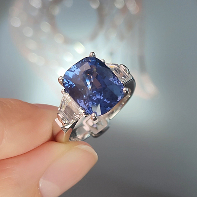 Ring with cobalt spinel and diamonds