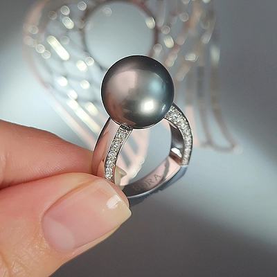 Ring with Tahitian pearl and diamonds