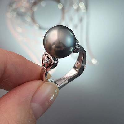 Ring with Tahitian pearl and diamonds