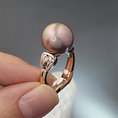 Ring with freshwater pearl and diamonds