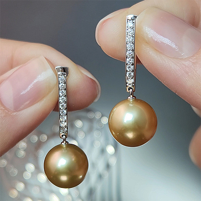 Earrings with golden South Sea pearls and diamonds