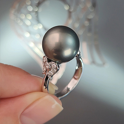 Ring with Tahitian pearl and diamonds