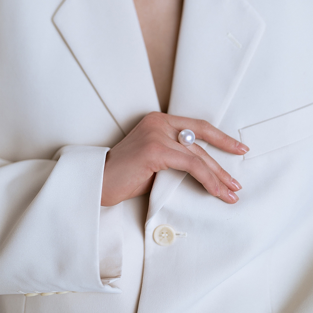 Ring with South Sea pearl and diamonds картинка 6