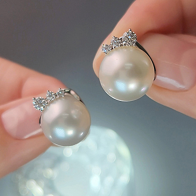 Earrings with South Sea pearls and diamonds