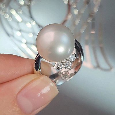 Ring with South Sea pearl and diamonds