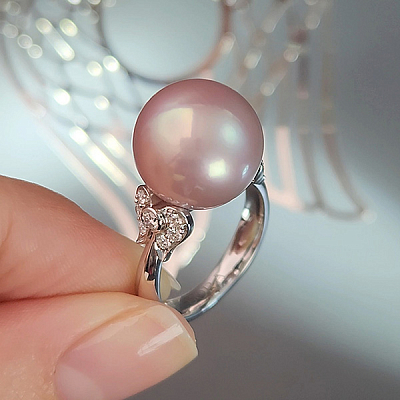 Ring with freshwater pearl and diamonds