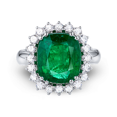 Ring with emerald and diamonds