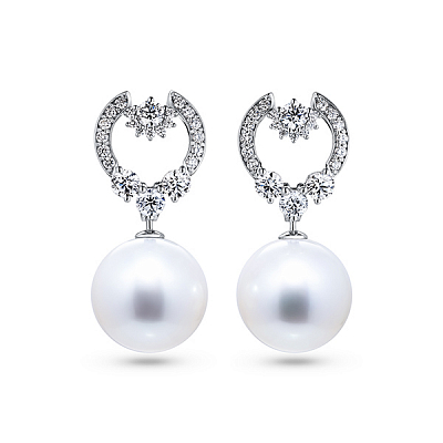 Earrings with South Sea pearls and diamonds