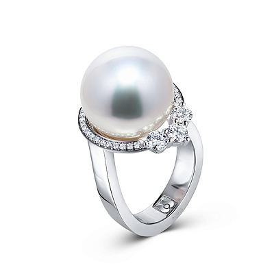 Ring with South Sea pearl and diamonds