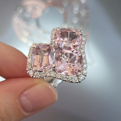 Ring with morganites and diamonds