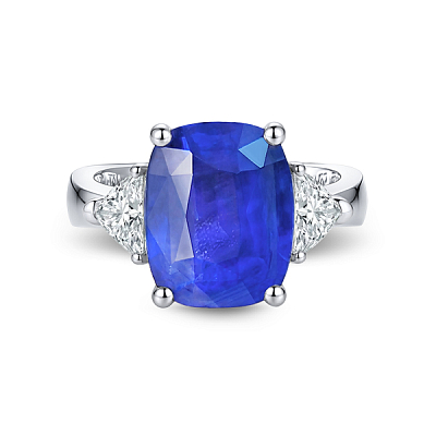 Ring with blue sapphire and diamonds