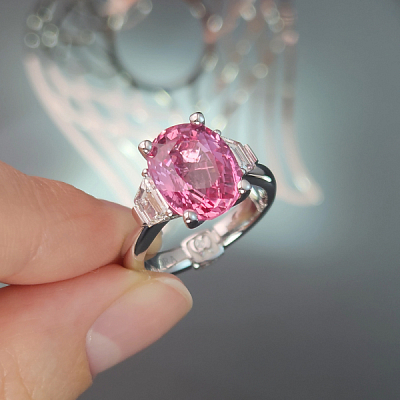 Ring with Padparadscha sapphire and diamonds