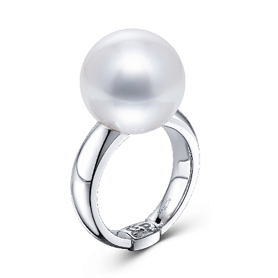 Ring with South Sea pearl and diamonds