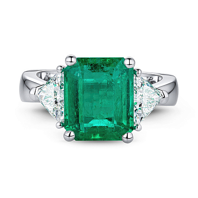 Ring with emerald and diamonds
