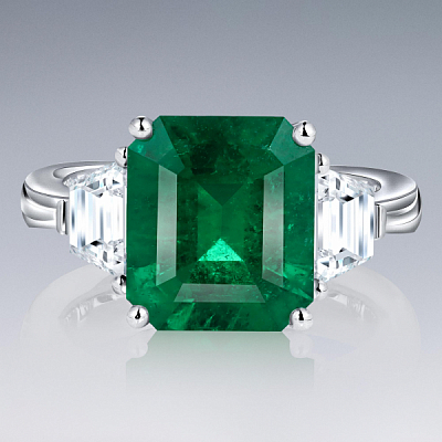 Ring with emerald and diamonds