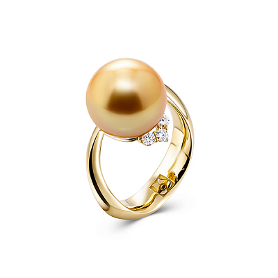 Ring with golden South Sea pearl and diamonds