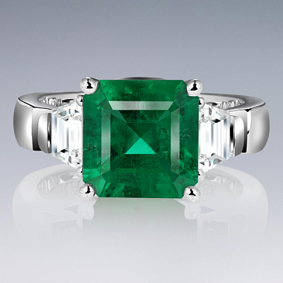 Ring with emerald and diamonds