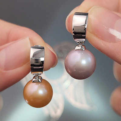 Earrings with freshwater pearls