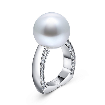 Ring with South Sea pearl and diamonds