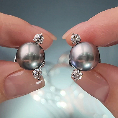 Earrings with Tahitian pearls and diamonds