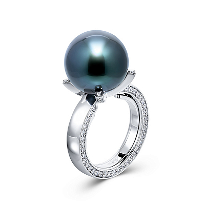 Ring with Tahitian pearl and diamonds