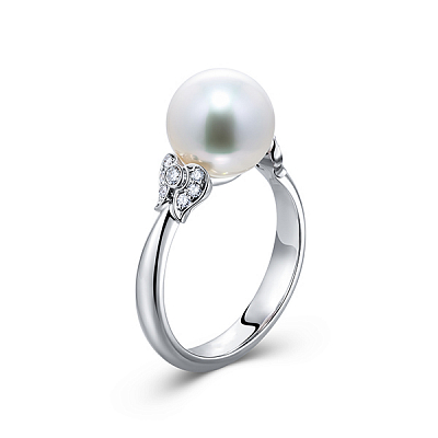 Ring with South Sea pearl and diamonds