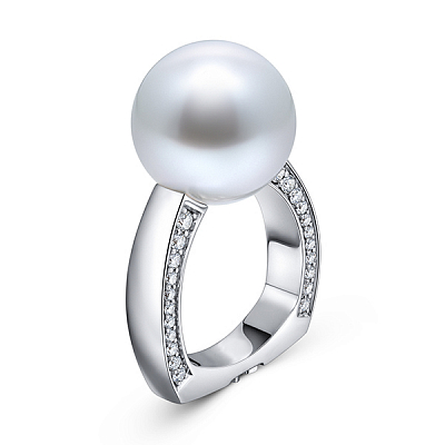 Ring with South Sea pearl and diamonds
