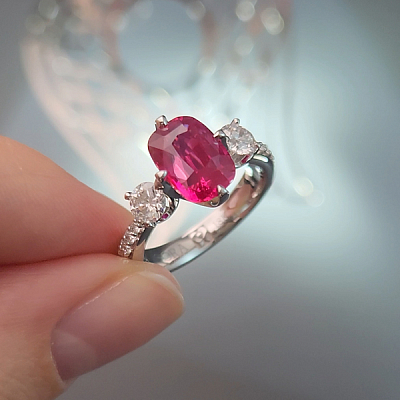 Ring with ruby and diamonds