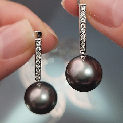 Earrings with Tahitian pearls and diamonds